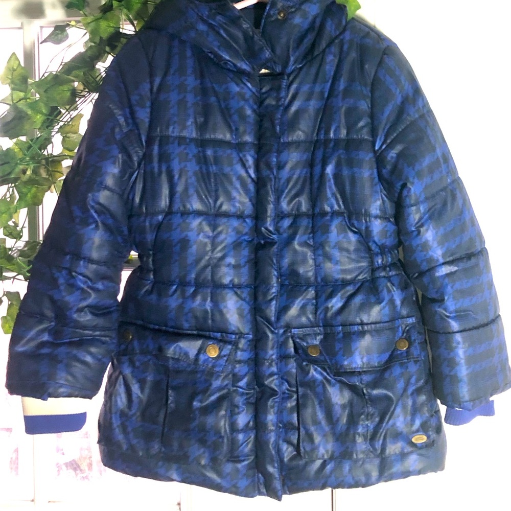 Tommy Hilfiger Water resistant hooded Children’s coat. Working zipper & snaps.
